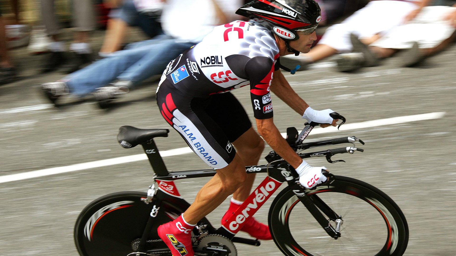 西甲联赛激战正酣，豪门争霸悬念迭起